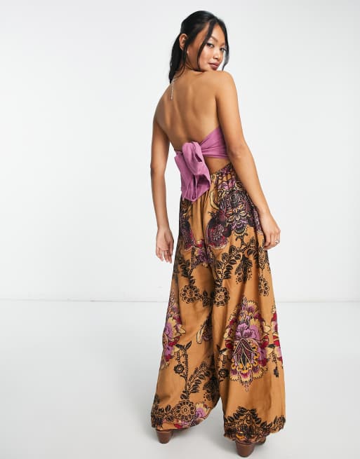 Mono largo dorado y rosa con escote palabra de honor, estampado de cachemir y lazo en la espalda de Free People