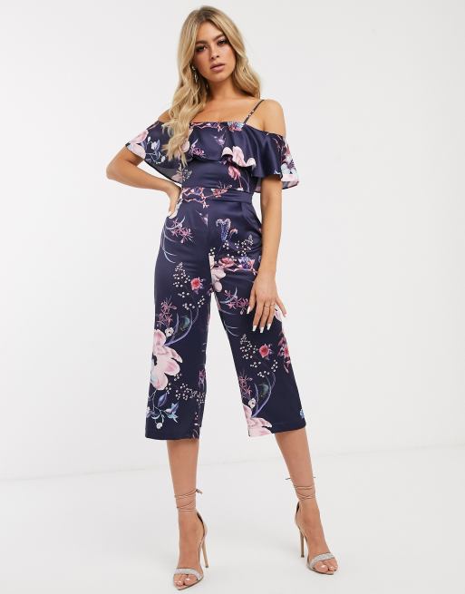 Mono largo estilo culottes con hombros descubiertos y diseño floral de Lipsy