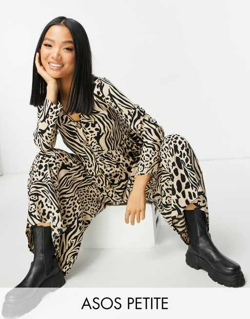 Mono largo holgado con estampado animal y botones en la parte delantera de ASOS DESIGN Petite