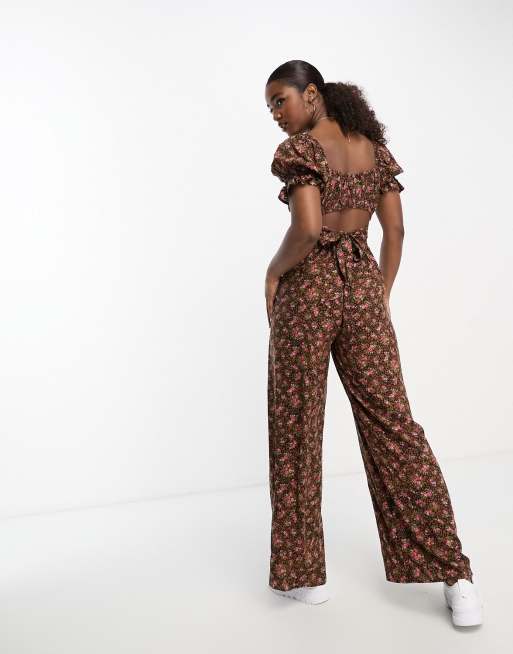 Mono largo marrón de pernera ancha con lazada en la espalda y estampado animal y de florecitas de Miss Selfridge 