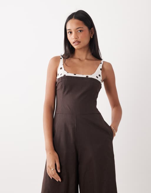 Mono largo marrón de pernera ancha con tirantes en contraste con estampado de lunares de ASOS DESIGN, 2 de 4