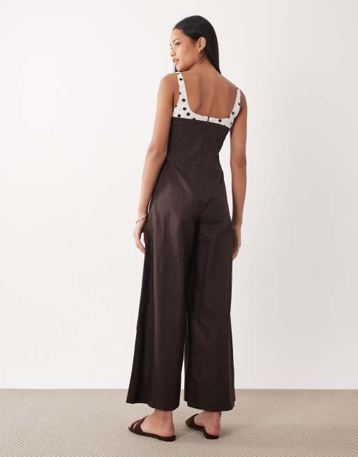 Mono largo marrón de pernera ancha con tirantes en contraste con estampado de lunares de ASOS DESIGN, 4 de 4