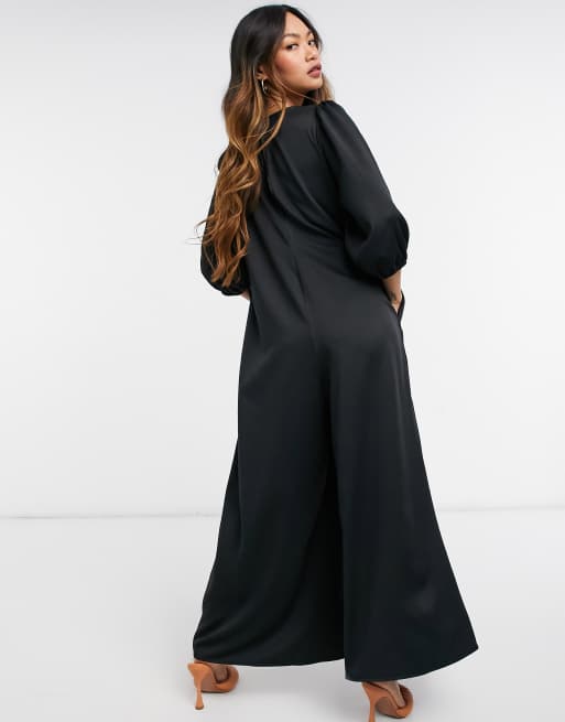 Mono largo negro con cuello de pico y mangas abullonadas levemente de satén de ASOS DESIGN, 2 de 4