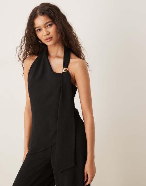 Mono largo negro con cuello halter, capa superpuesta y detalle