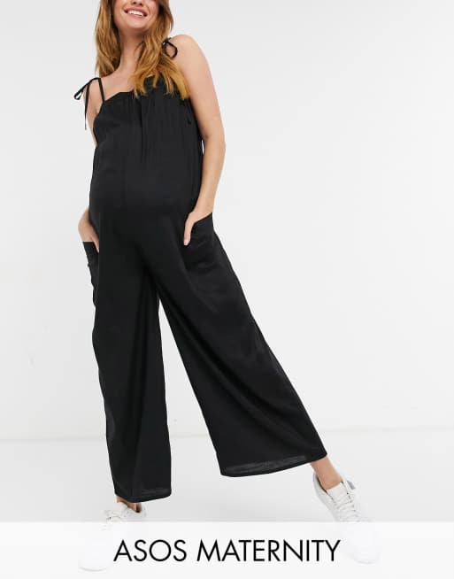 Mono largo negro de tirantes y estilo minimalista con bolsillos de ASOS DESIGN Maternity