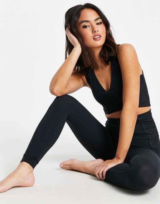 Disciplina Componer Larva del moscardón Mono largo negro Yoga Luxe de Nike | ASOS