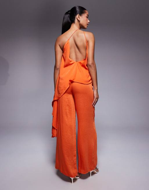 Mono largo rojo con diseño de dos capas y cuello halter de satén