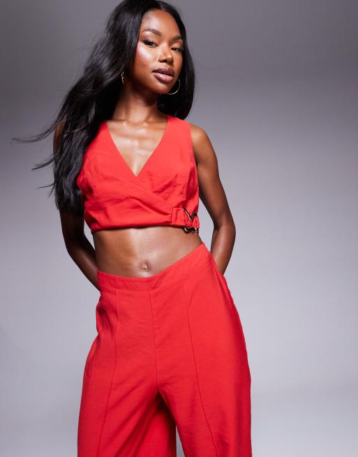 Mono largo rojo con parte delantera cruzada, abertura y detalle de hebilla de ASOS DESIGN