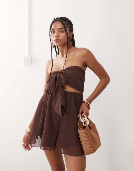 Mono playero corto marrón chocolate con lazada delantera de chifón de Miss Selfridge