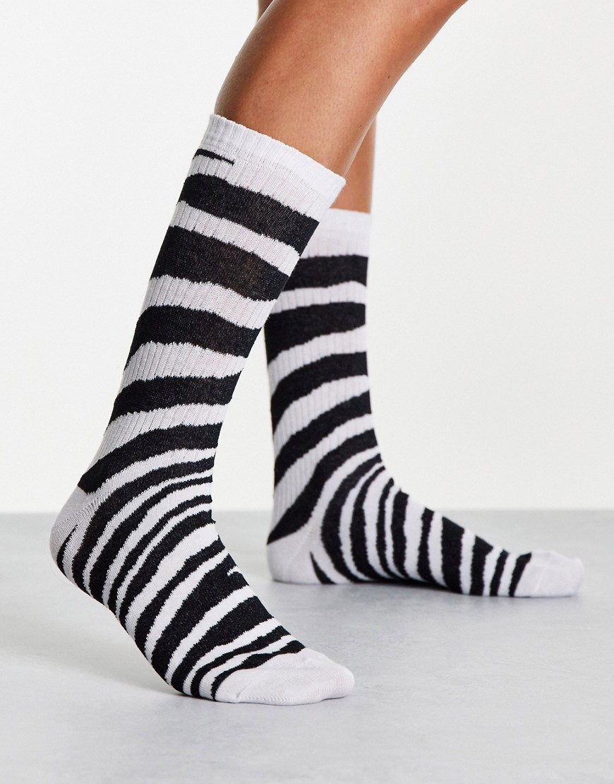 Монохромные носки до середины голени в рубчик с принтом под зебру-Разноцветный ASOS DESIGN 109870378 – цена 350 ₽ в интернет-магазине ASOS