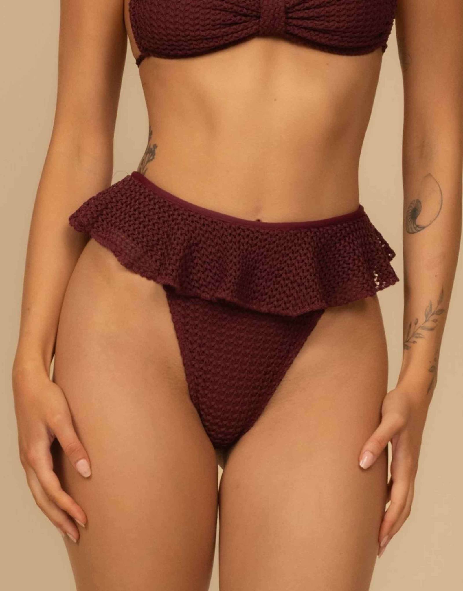 Бикини-боттом MONTCE Maroon crochet с оборками из тамариндо темно-бордового цвета, выполненное крючком