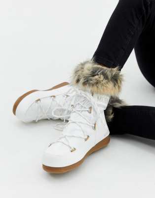 white moon boots with fur
