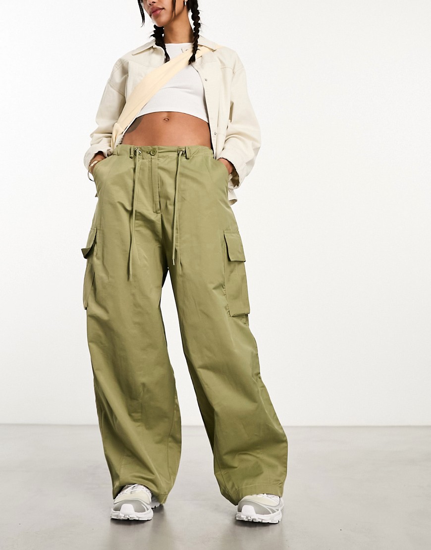 Moon River adjustable waist drawstring cargo pants in olive green