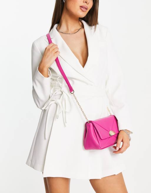 Morgan – Jaskraworóżowa torebka crossbody z metalowym zdobieniem w kolorze złota