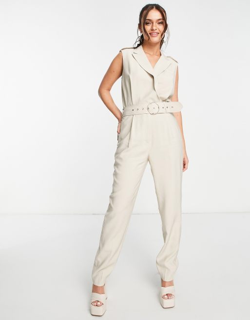 Morgan – Ljusbeige, ärmlös, figursydd jumpsuit med skärp