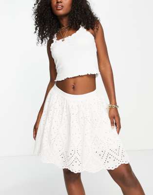 Morgan – Mini-Skater-Rock in Weiß mit Lochmuster | ASOS