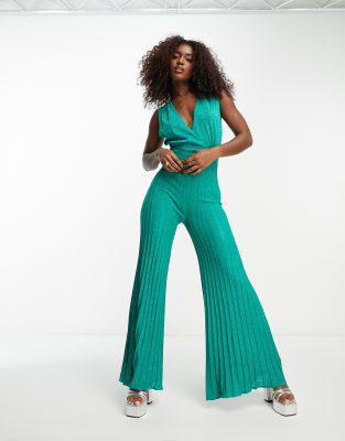 Morgan – Plissierter Jumpsuit mit weitem Bein in glitzerndem Grün mit tiefem Ausschnitt