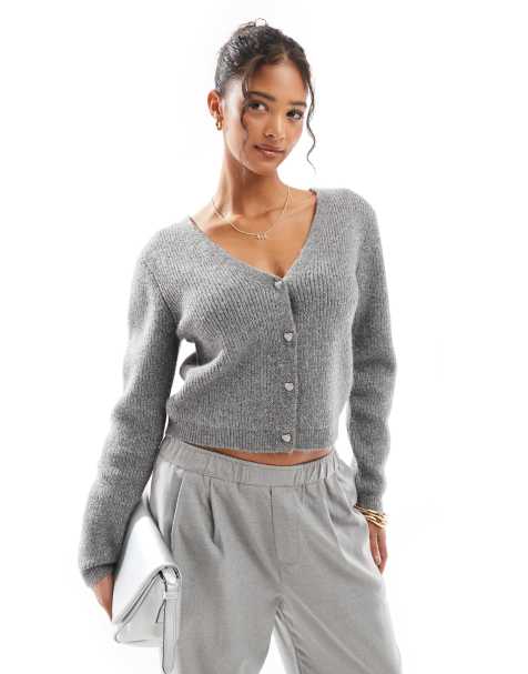 Morgan – Strickjacke in Grau mit V-Ausschnitt und verzierten Herzknöpfen - view 1