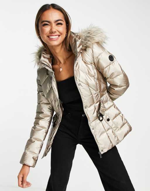 Morgan – Wattierte Jacke in Metallic mit Gürtel und Kapuze mit Kunstpelzbesatz