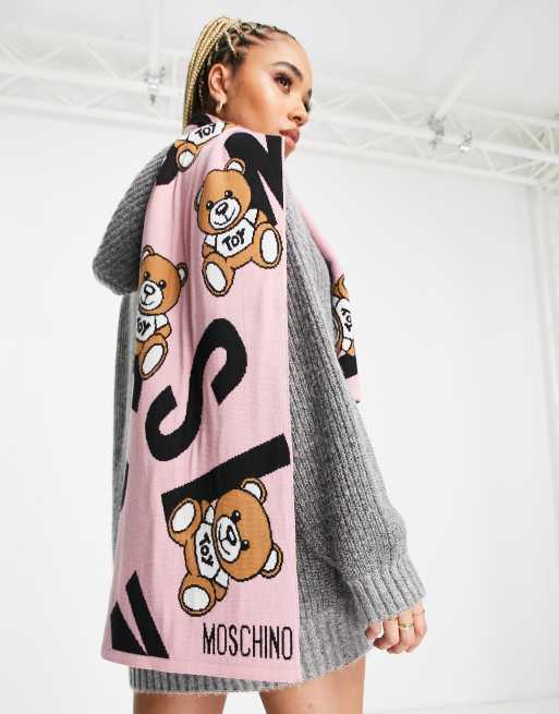 美品 ✧*。 MOSCHINO マフラー✧*。 Moschino printed teddy letter logo scarf in pink | ASOS