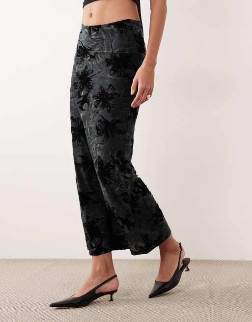 Motel Alfreda midaxi skirt in burnout velvet grey, 3 of 5