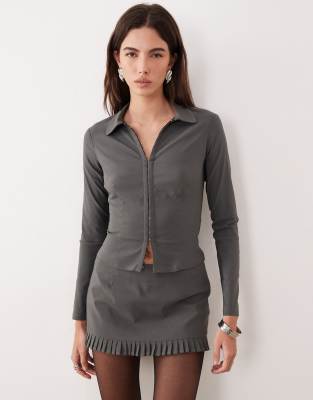 Motel - Alika - Elegante Hemdbluse in Schiefergrau mit Knopfleiste, Kombiteil