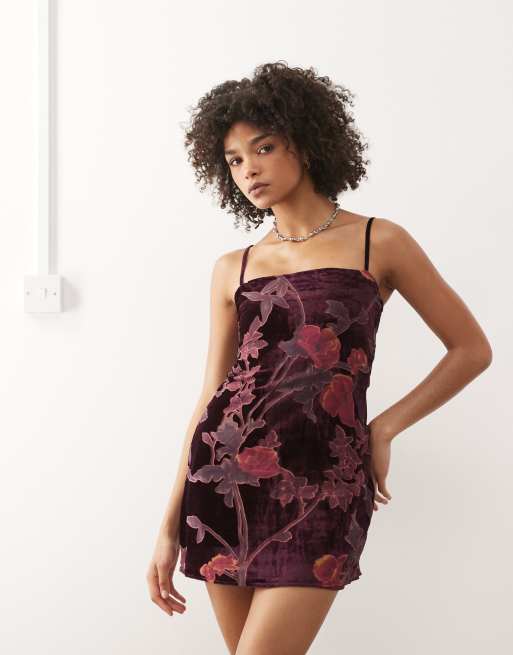 Motel – Alvana – Minikleid in Burgunderrot mit Ausbrenner-Blumenmuster, 2 von 4