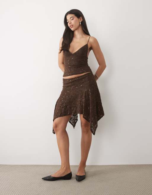 Motel Ashley midi-nederdel med pailletter og asymmetrisk kant i brun, 2 af 5
