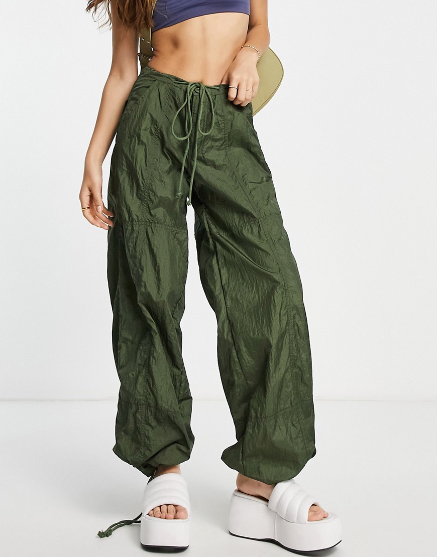 Motel baggy parachute pants in khaki-Green