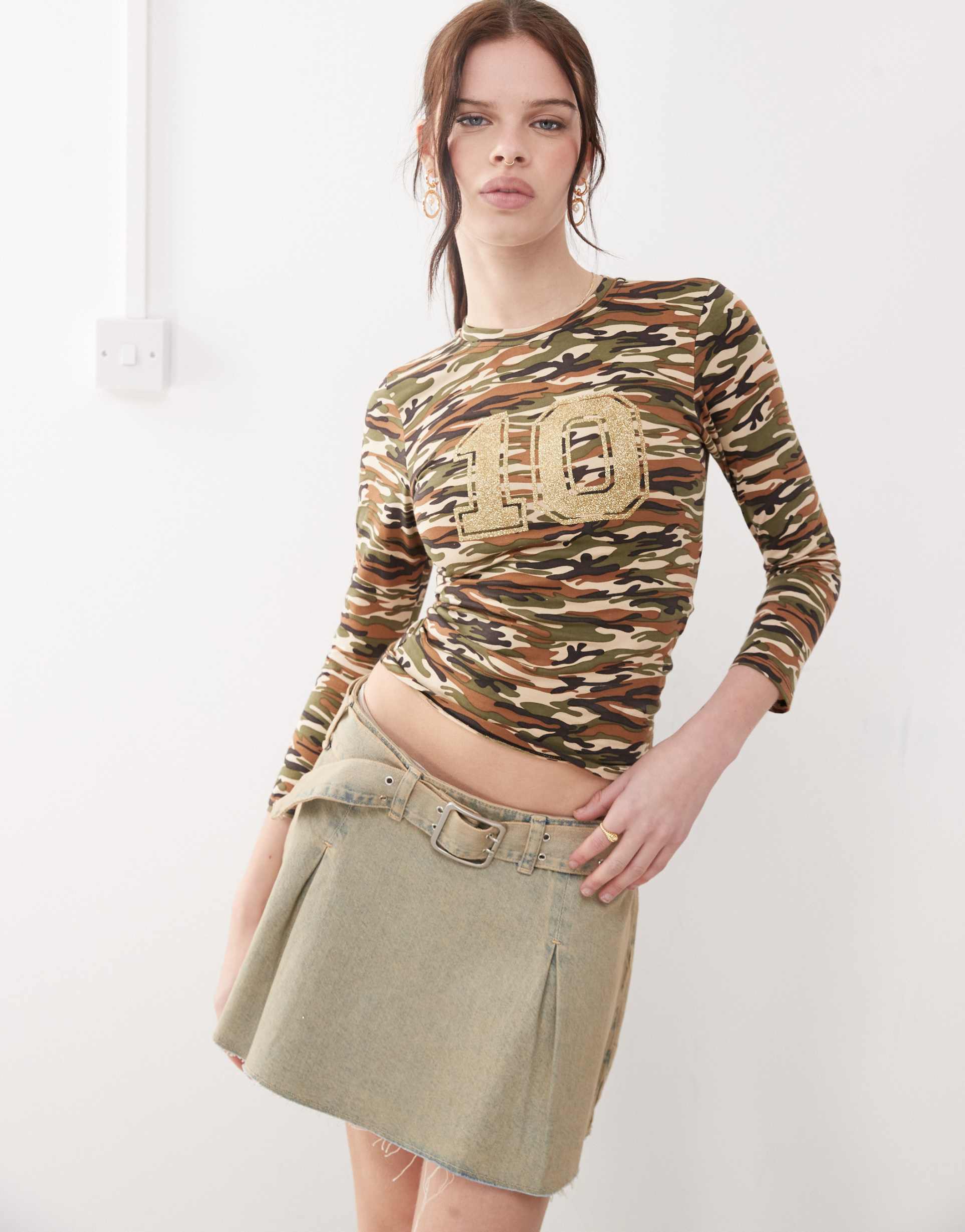 motel biya long sleeve top in brown camo