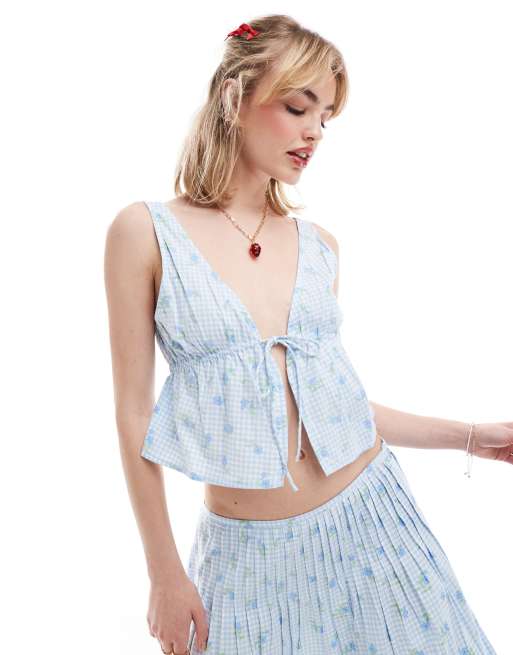 Motel - Bluse med bindebånd foran, småblomstret print og blå gingham-tern