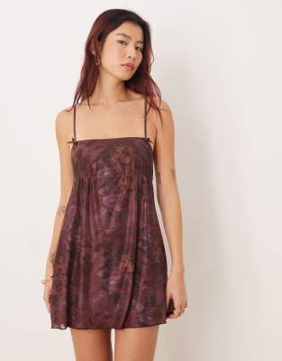 Motel - Bublik - Träger-Minikleid in Burgunderrot mit verwischtem Blumenmuster