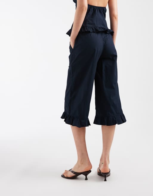 Motel co-ord Tenison ruffle edged capri trousers in dark navy, 4 of 5