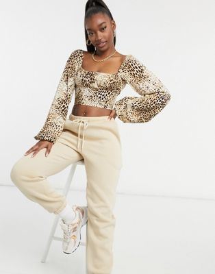 Femme Motel - Crop top tendance folk à imprimé léopard avec buste froncé - Sable