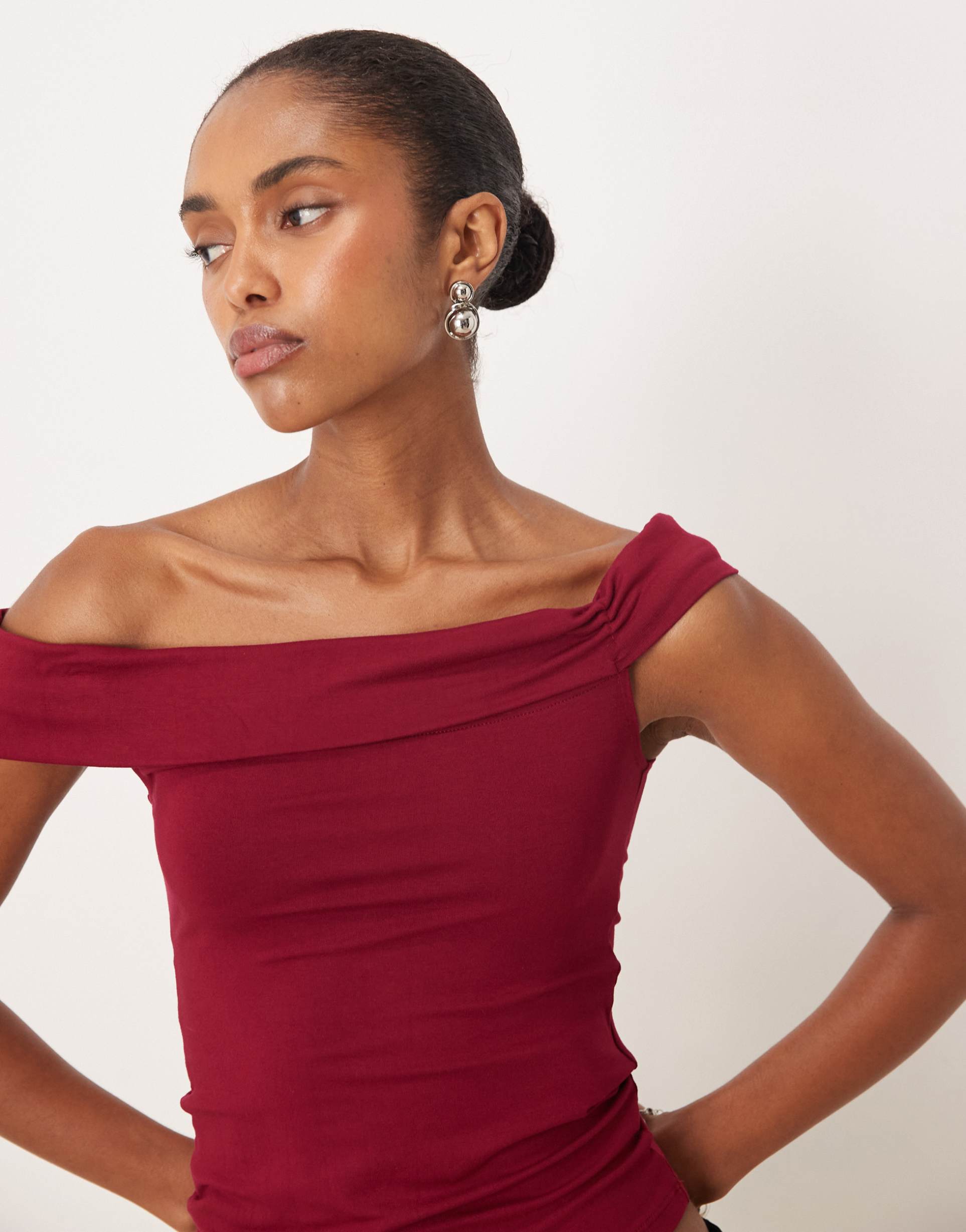 motel cutbe one shoulder twist topin burgundy