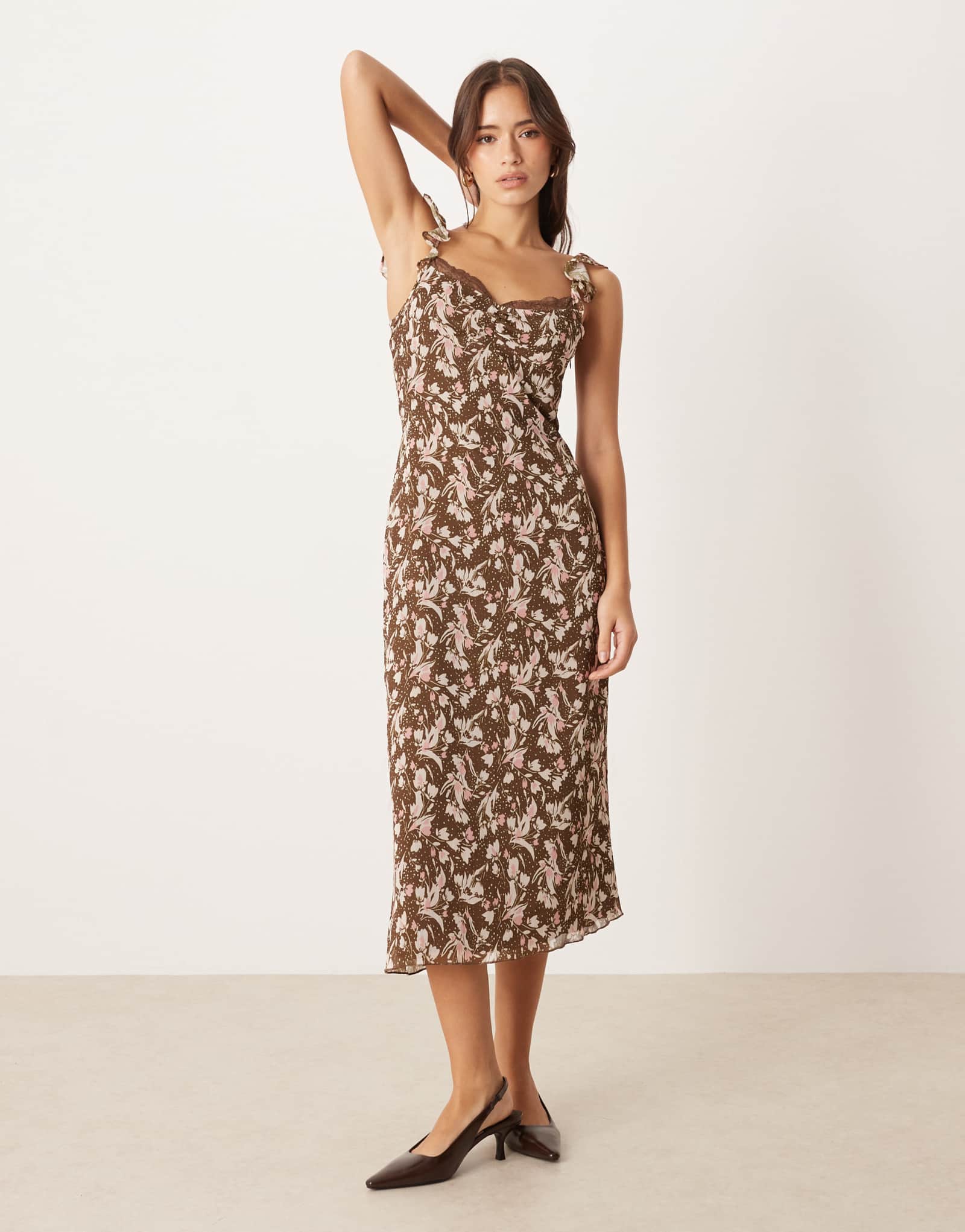 Коричневое платье миди Motel daita с кружевной отделкой и оборками на рукавах в цветочек