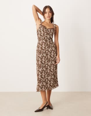 Motel - Daita - Midikleid in Braun geblümt mit Spitzenbesatz und Rüschen an den Ärmeln-Brown