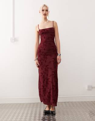 darsih flocked floral maxi cami dress in burgundy-Red