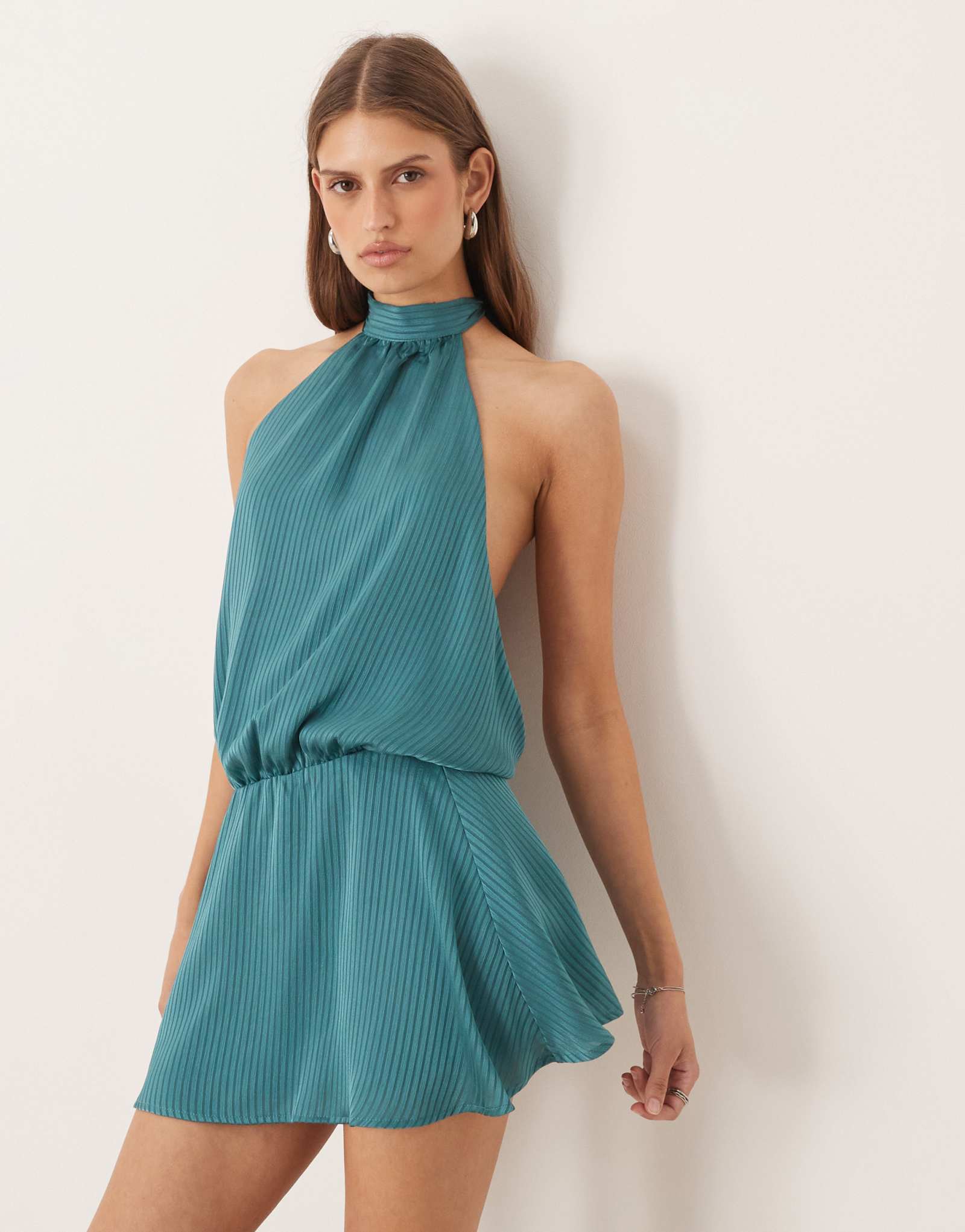 Мини-платье Motel Davina с высоким вырезом из полосатого атласа бирюзового цвета