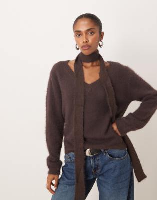 Motel - Dikara - Flauschiger Pullover in Braun mit V-Ausschnitt und passendem Schal-Brown