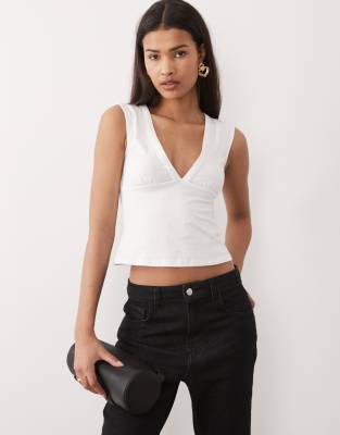 Motel - Emberly - Oberteil in Weiß mit tiefem Ausschnitt