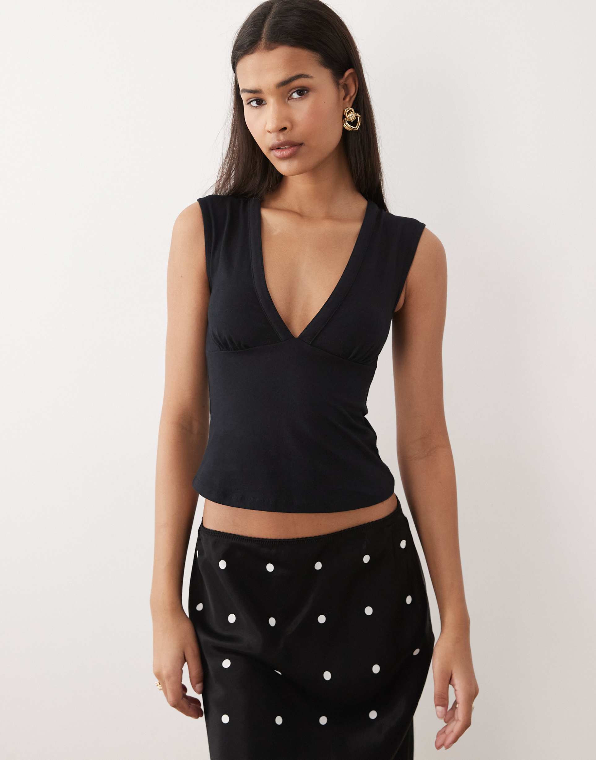 motel emberly plunge top in black