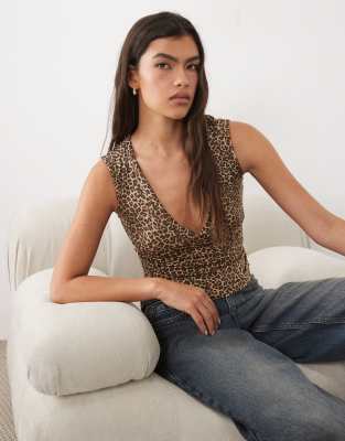 Motel Emberly Plunge Top In Multi
