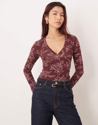 Motel - Emesy - Langärmliges Oberteil in Kastanienbraun mit V-Ausschnitt und Rosenmuster-Rot