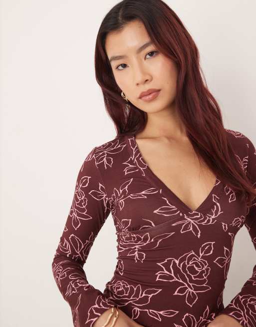 Motel Emesy long sleeve v-neck top in maroon rose detail, 3 of 4
