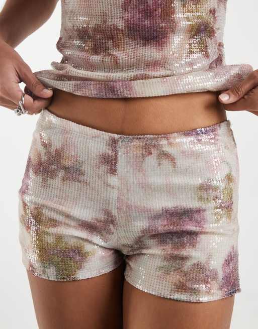 Motel – Erna – Pailletten-Shorts in Weiß-Lila mit Blumenmuster, Kombiteil, 3 von 5