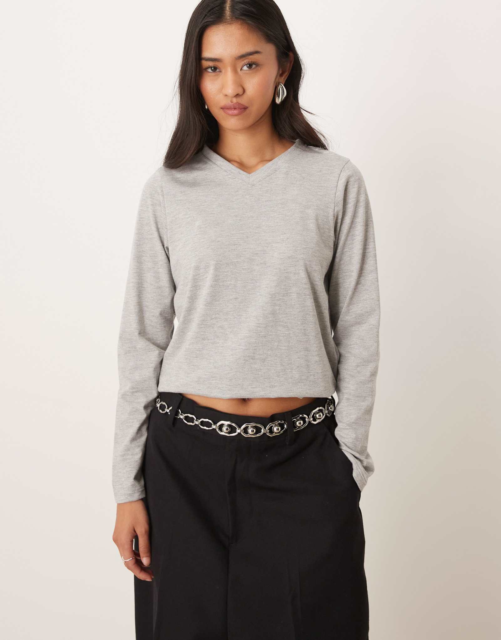 Повседневный топ Motel Feman с длинным рукавом и v-образным вырезом из серого вереска