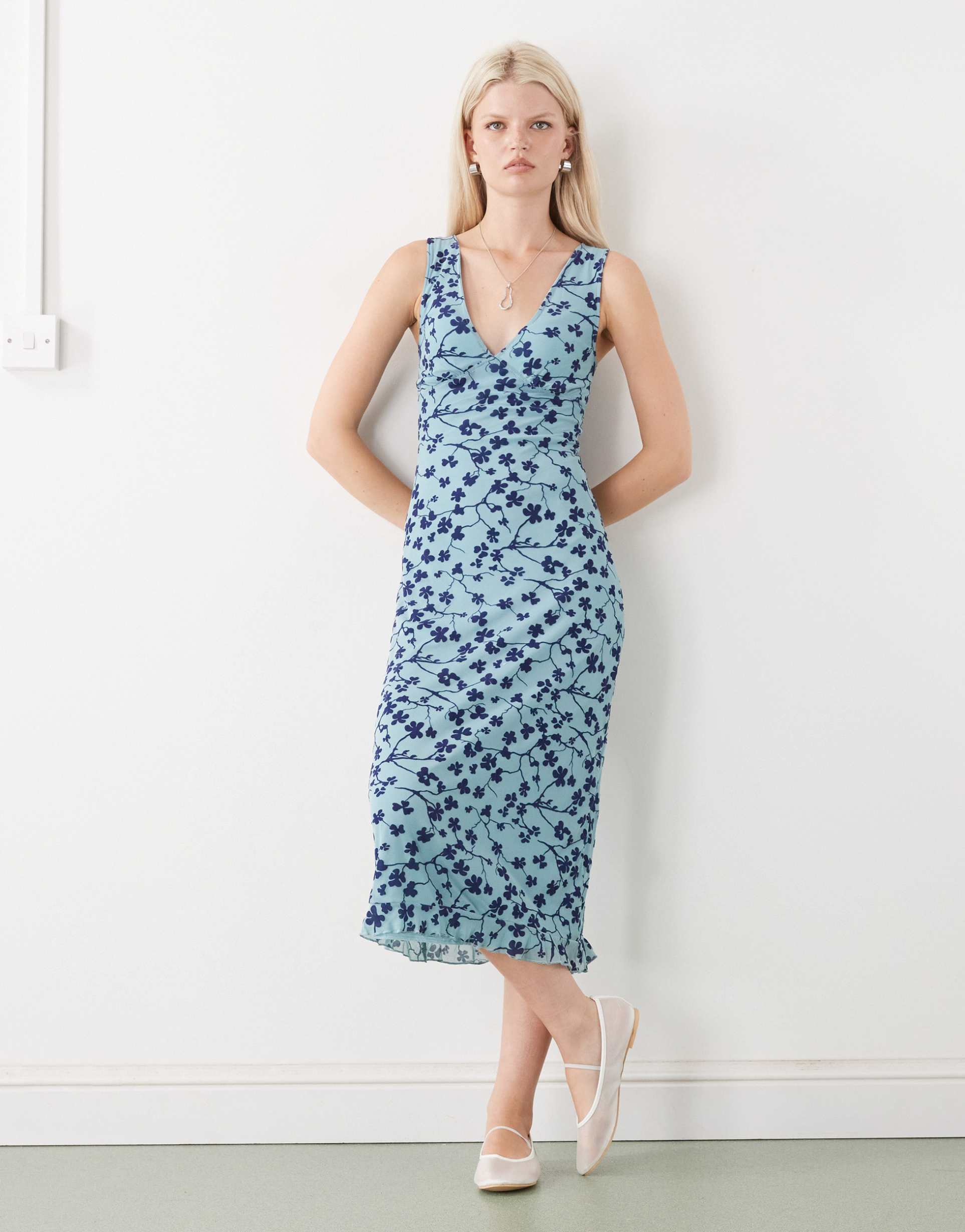 motel gabriela flocked v-neck midi dress in blue and navy