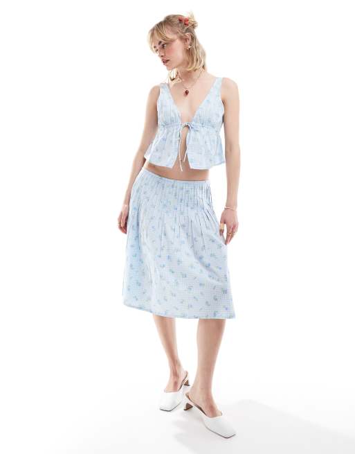 Motel - Geplooide midi rok met gingham ruit en fijne bloemenprint in babyblauw
