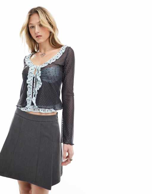 Motel – Gepunktete Bluse in Blau und Schwarz mit geschnürter Vorderseite und Rüschenkante